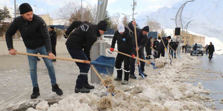 Hakkari’de 55 kişilik kar ve buz timi görev başında