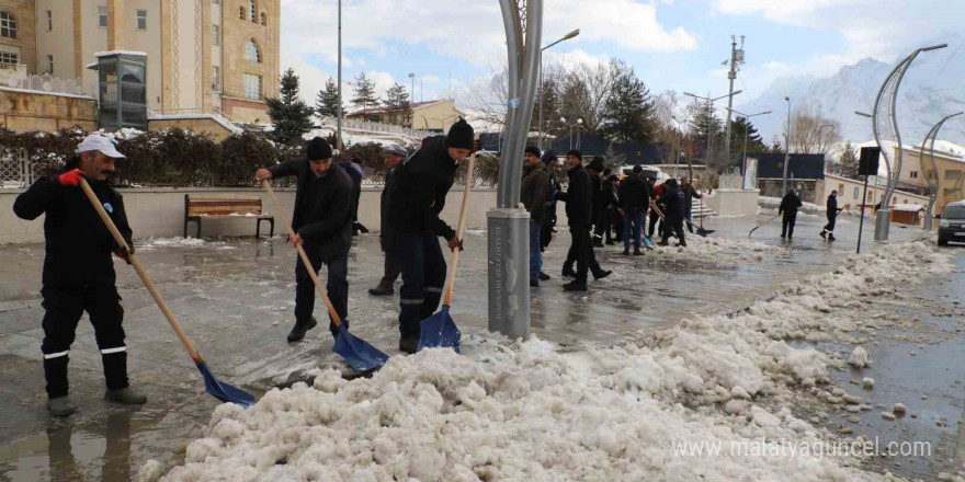 Hakkari’de 55 kişilik kar ve buz timi görev başında