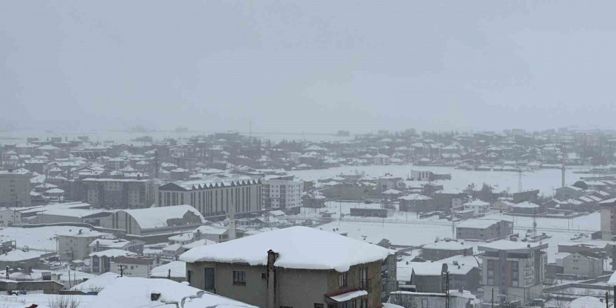 Hakkari’de 96 köy ve 202 mezra yolu ulaşıma kapandı