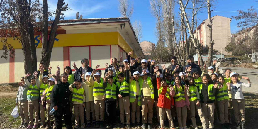 Hakkari’de çevre temizliği kampanyası başlatıldı