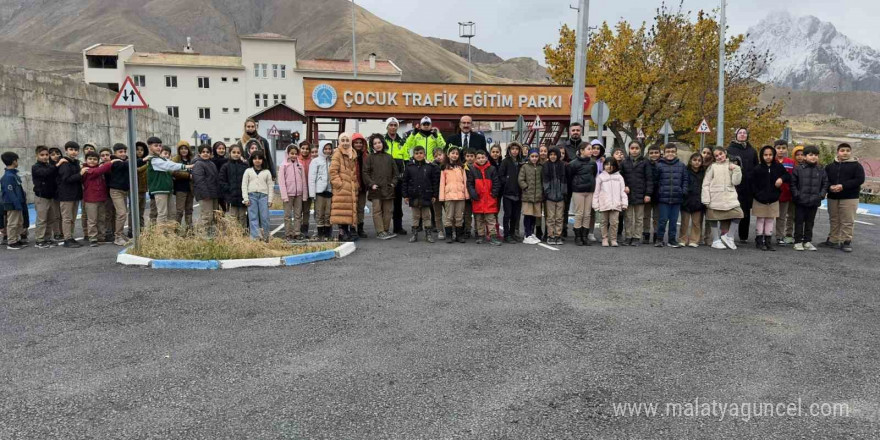 Hakkari’de çocuklara trafik eğitimi verildi