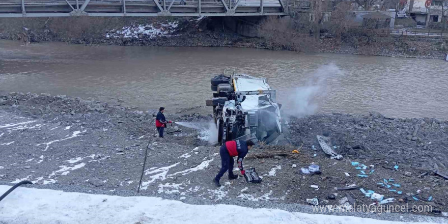 Hakkari’de çöp kamyonu şarampole yuvarlandı: 3 yaralı