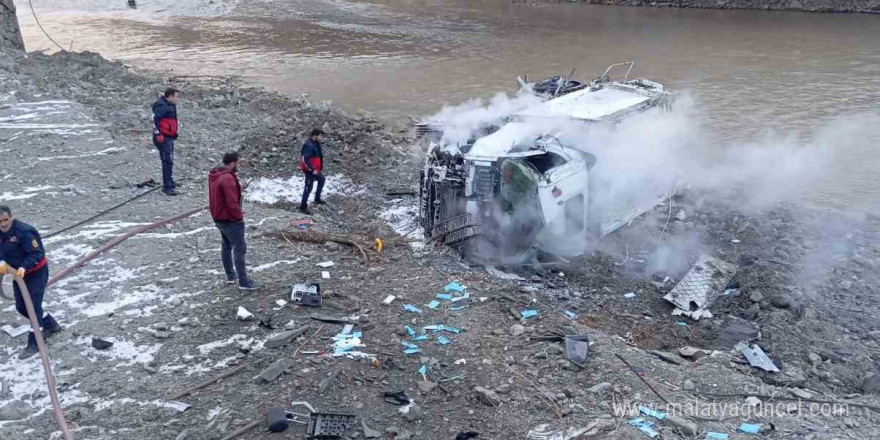 Hakkari’de çöp kamyonu şarampole yuvarlandı: 3 yaralı