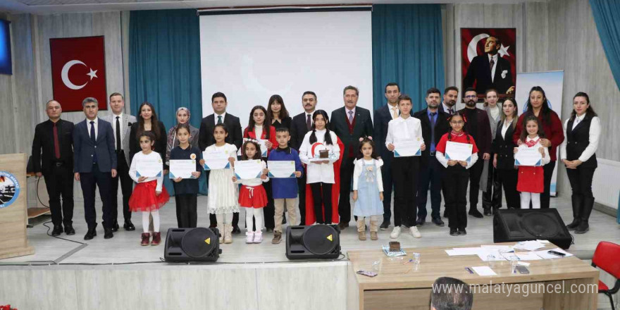 Hakkari’de 'İstiklal Marşı’nı Güzel Okuma Şiir Yarışması' düzenlendi