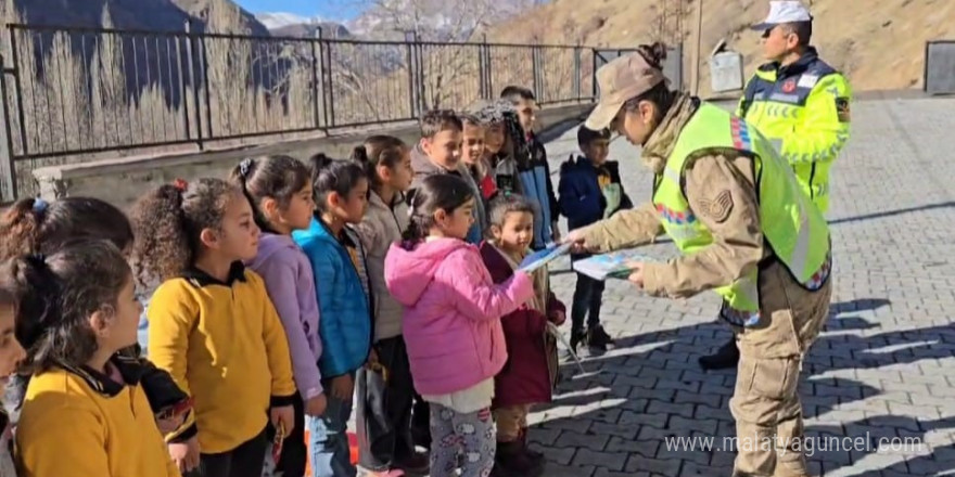 Hakkari’de jandarma ekipleri köydeki öğrencilere trafik eğitimi veriyor