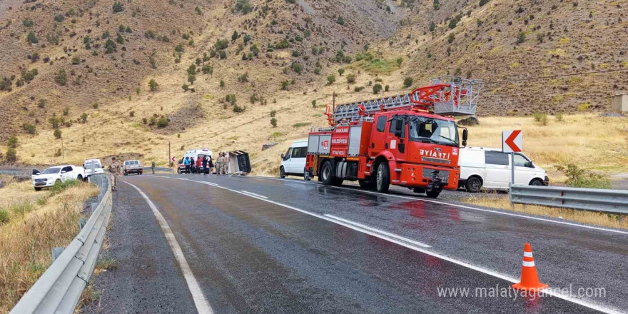 Hakkari’de kamyonet devrildi: 1 yaralı