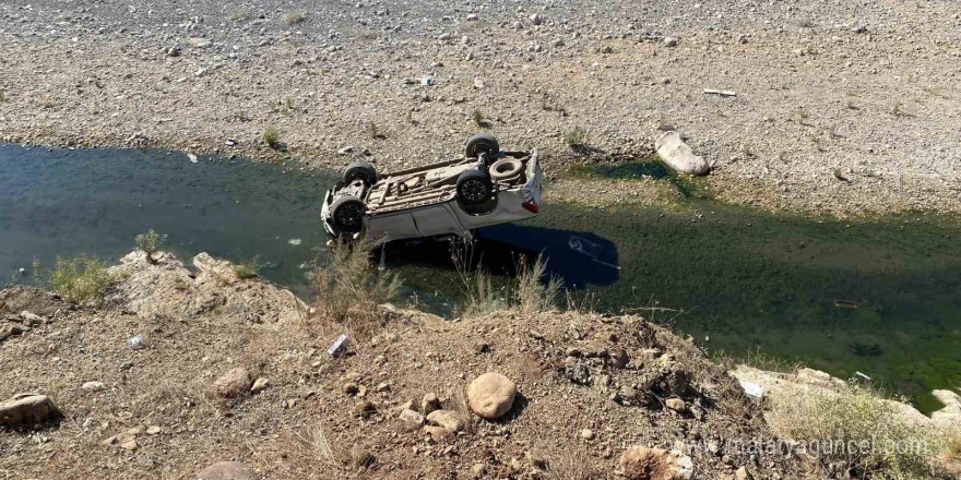 Hakkari’de kamyonet şarampole yuvarlandı: 1 yaralı