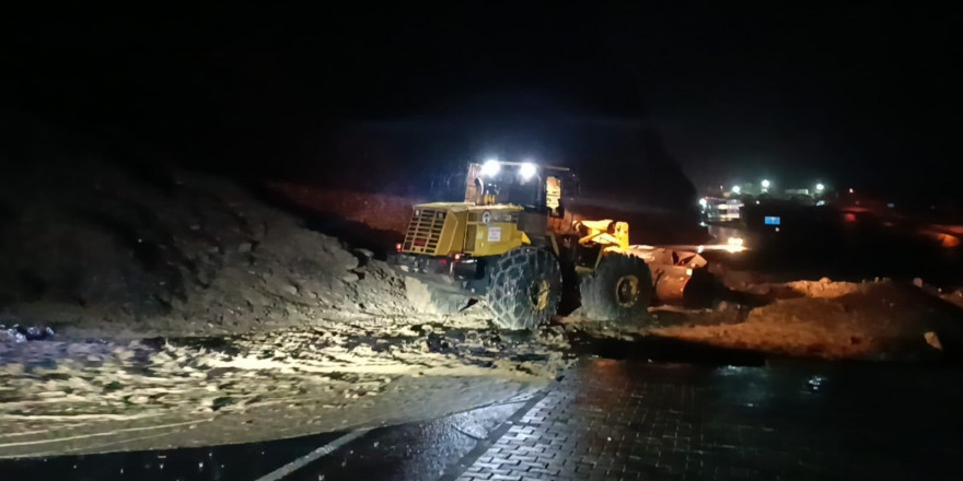 Hakkari’de sağanak yağış etkili oluyor