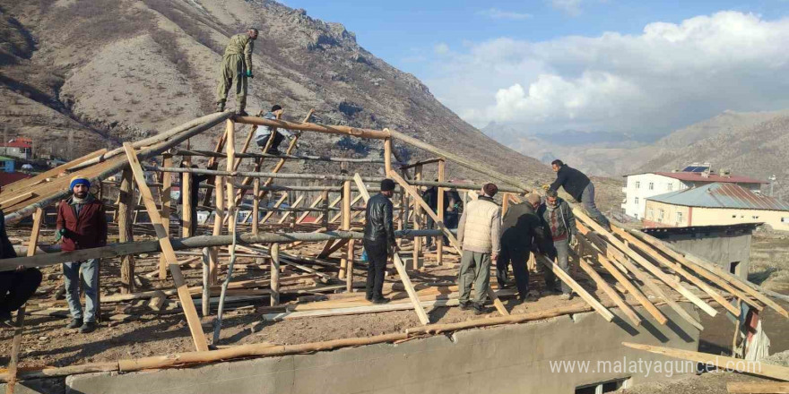 Hakkari’de şiddetli rüzgar çatıları uçurdu