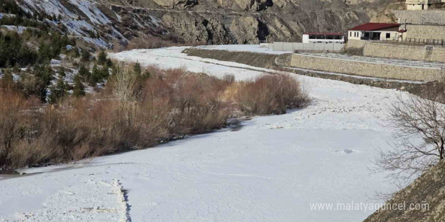 Hakkari’de Zap Suyu dondu