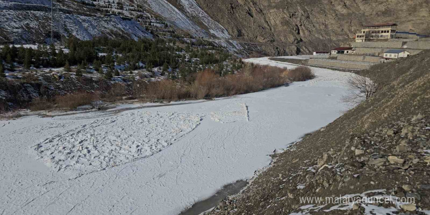 Hakkari’de Zap Suyu dondu