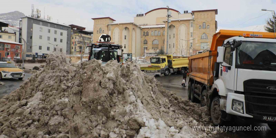 Hakkari’deki kar yığınları şehir dışına çıkarıldı