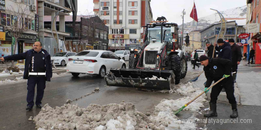 Hakkari’deki kar yığınları şehir dışına çıkarıldı