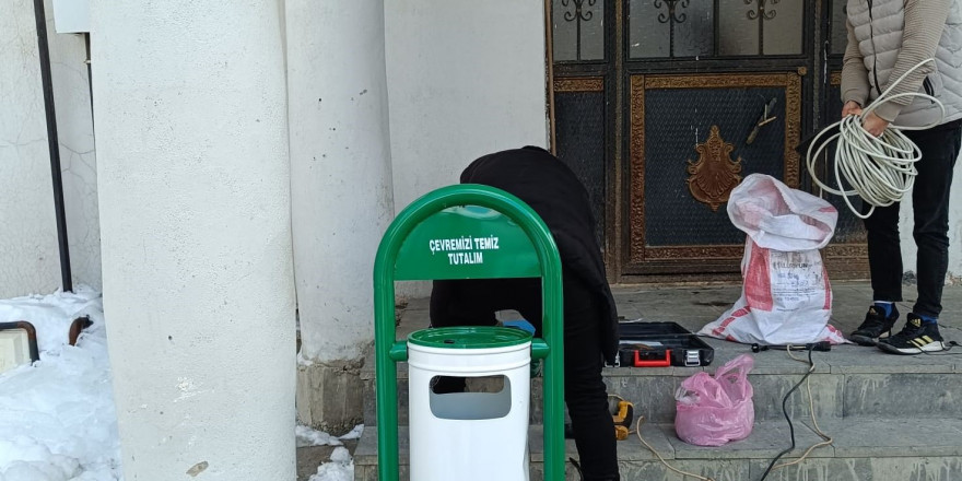 Hakkari’nin dört bir yanına çöp kovası yerleştirildi