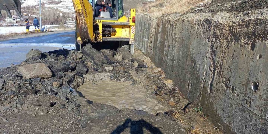 Hakkari’nin içme suyu ihtiyacını sağlayan şebeke patladı