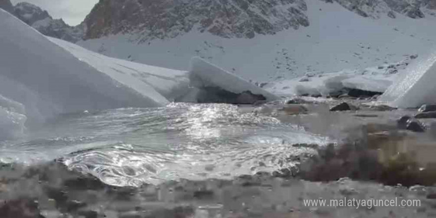 Hakkari’nin saklı cenneti kar ve buzla kaplandı