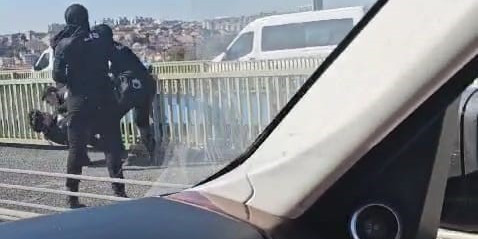 Haliç Köprüsü’nde polis, intihar girişimini böyle engelledi