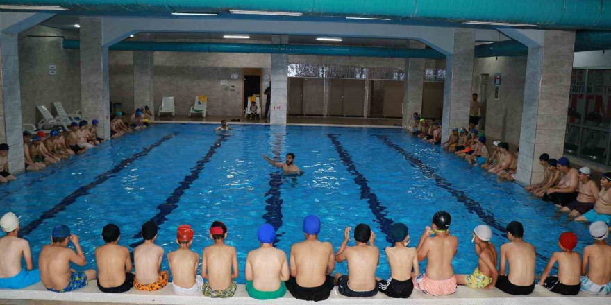 Haliliye Belediyesi ile günde bin 600 çocuk yüzme eğitimi alıyor