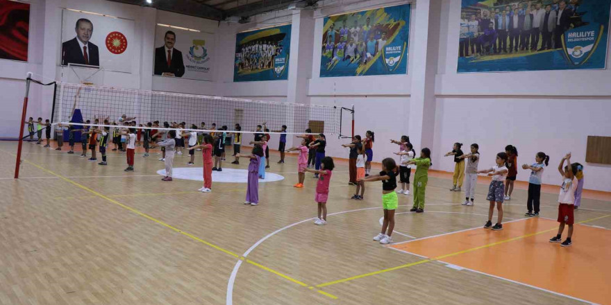 Haliliye’de çocuklar yaz tatilinde basketbol öğreniyor