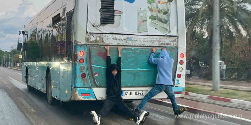 Halk otobüsü arkasına takılan patenli çocukların tehlikeli yolculuğu