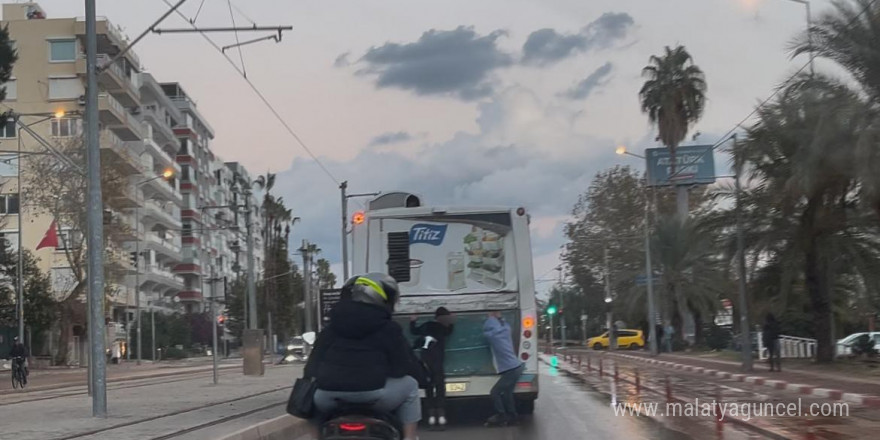 Halk otobüsü arkasına takılan patenli çocukların tehlikeli yolculuğu