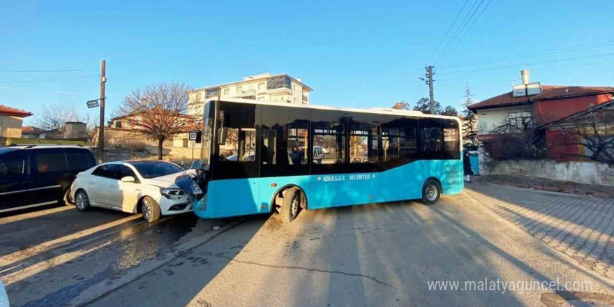 Halk otobüsü ile otomobil çarpıştı: 7 yaralı