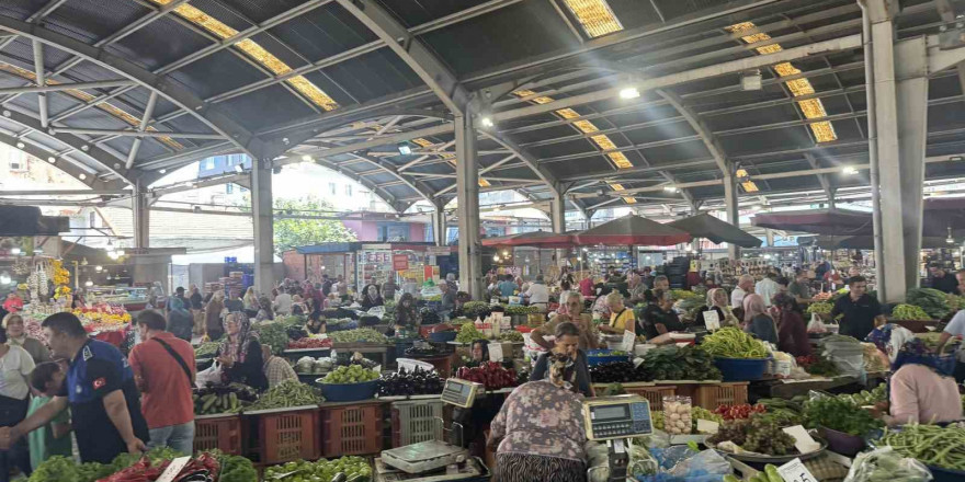 Halk pazarına yoğun ilgi