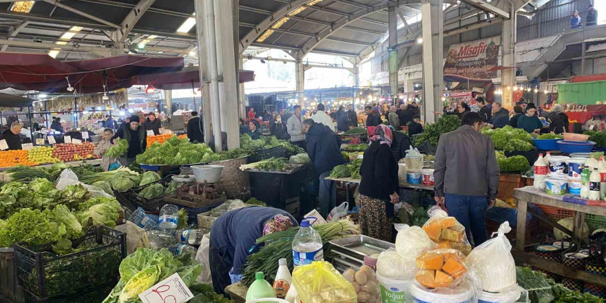 Halk pazarında fiyatlar düşüşe geçti