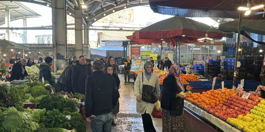 Halk pazarında fiyatlar yükseldi, ilgi azaldı