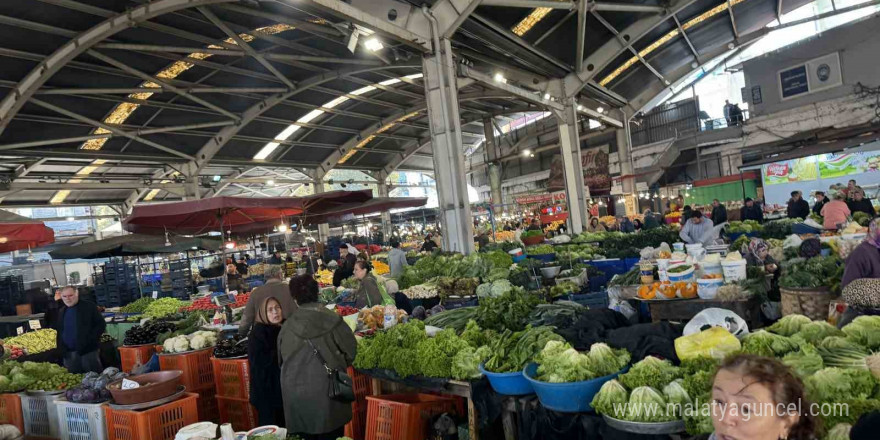 Halk pazarında fiyatlar yükseldi