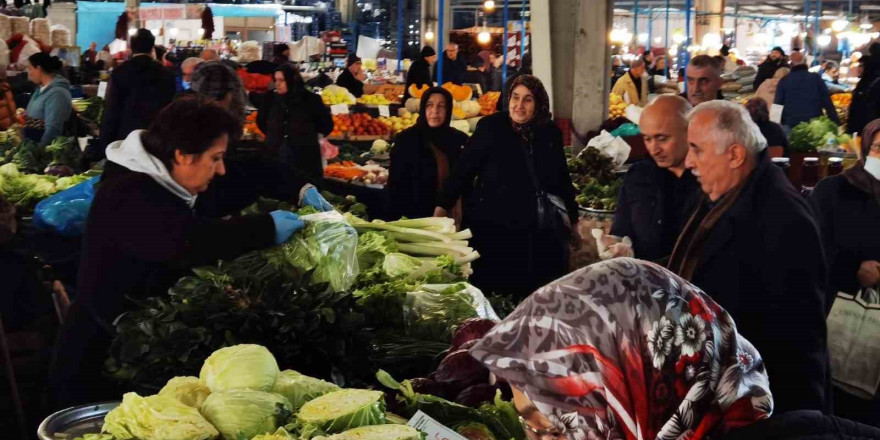 Halk pazarındaki hareketlilik esnafın yüzü güldü