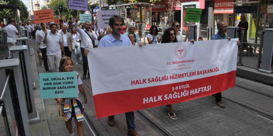 Halk Sağlığı Haftası nedeniyle yapılan yürüyüşe yoğun katılım sağlandı