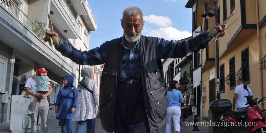 Hamallıktan kalan boş vaktini sokaklarda dans ederek kazanca dönüştürüyor