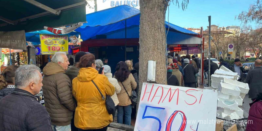 Hamsi rekabetinde fiyat 50 liraya kadar düştü