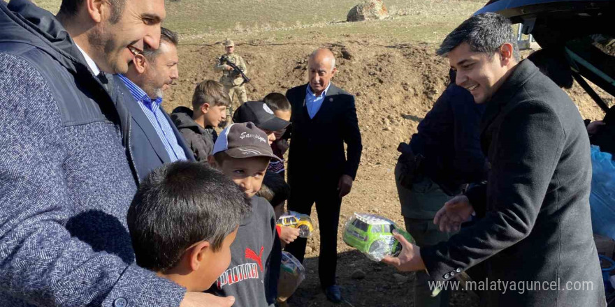 Hamur Kaymakamı Mahir, köy ziyaretlerinde vatandaşlarla buluştu