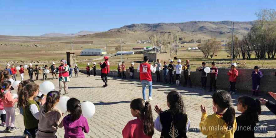 Hamur’da Kızılay Haftası etkinlikleri renkli görüntülere sahne oldu