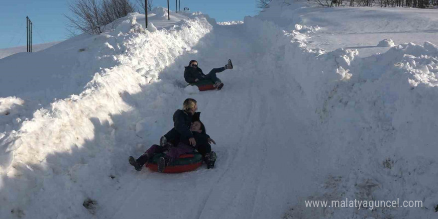 Handüzü Yaylası’na karla birlikte Rus kayakçı ilgisi