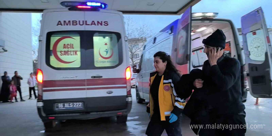 Hapşıran sürücü kontrolü kaybedince araç duvara çarptı: 2 yaralı