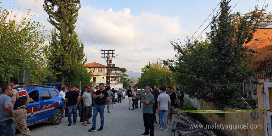 Hasarlı evin çöken balkonunun altında kalan 2 kişi öldü