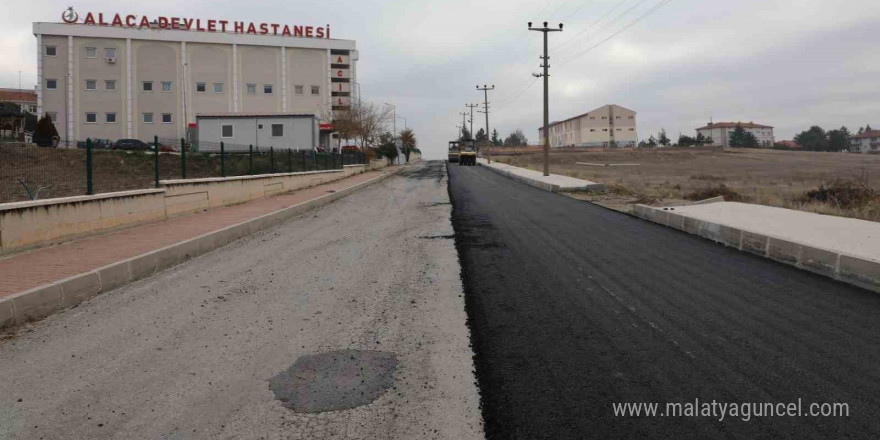 Hastane yolunun asfalt kaplaması yenileniyor