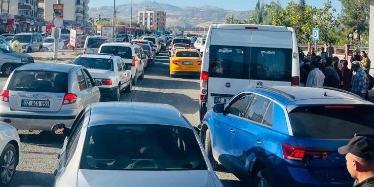 Hastanede yolundaki trafik yoğunluğu tepkilere neden oluyor