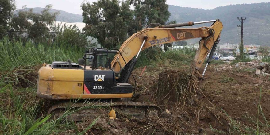 Hatay Büyükşehir Belediyesi dereleri ıslah ediyor