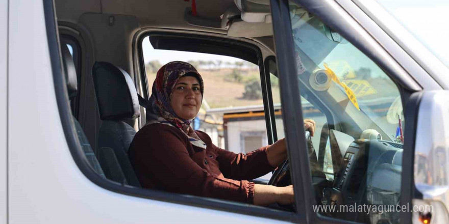 Hatay’da 4 çocuk annesi şoför Ayşe, 14 yıldır direksiyon sallayarak ekmek parasını kazanıyor