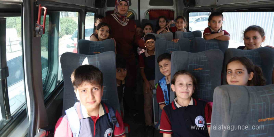 Hatay’da 4 çocuk annesi şoför Ayşe, 14 yıldır direksiyon sallayarak ekmek parasını kazanıyor