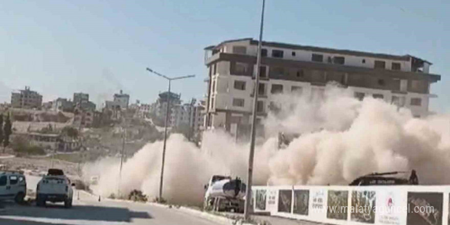 Hatay’da ağır hasarlı 9 katlı binalar iş makinesinin dokunuşuyla yerle bir oldu