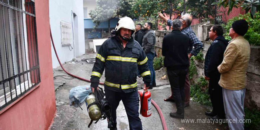 Hatay’da alevlere teslim olan ev kullanılmaz hale geldi