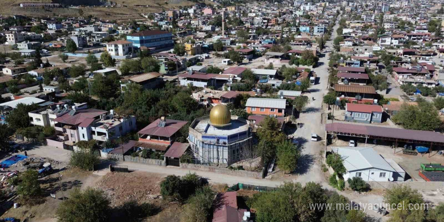 Hatay’da altın sarısı kubbesi ve çinileriyle Mescid-i Aksa’yı andıran cami, mest ediyor