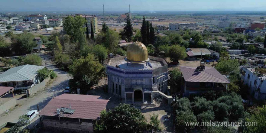 Hatay’da altın sarısı kubbesi ve çinileriyle Mescid-i Aksa’yı andıran cami, mest ediyor