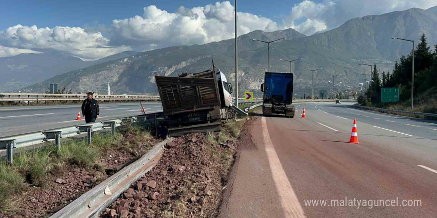 Hatay’da bariyere çarpan kamyon sürücüsü yaralandı