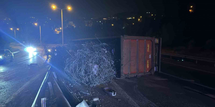 Hatay’da demir yüklü tır devrildi: 1 yaralı